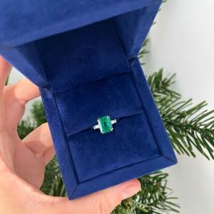 3 carat Emerald Ring with Side Diamonds Baguette - Photo 6