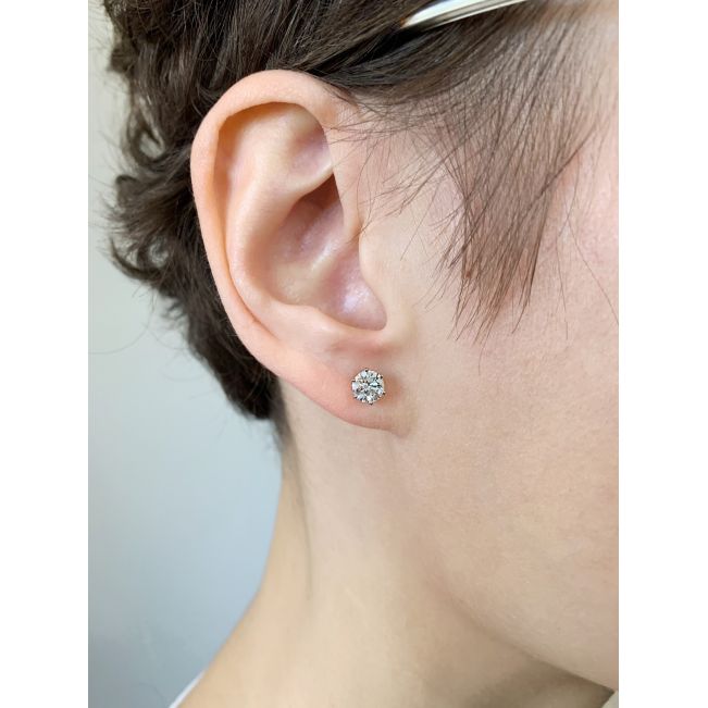Classic Diamond Stud Earrings in 18K  Yellow Gold - Photo 3